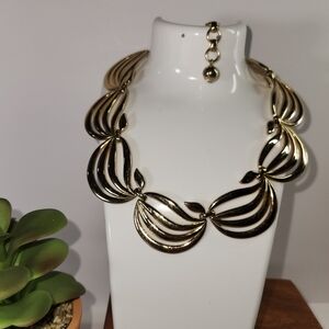 #2479, MONET 1950's MID- CENTURY PERIOD SCALLOP CHOKER/COLLAR NECKLACE.